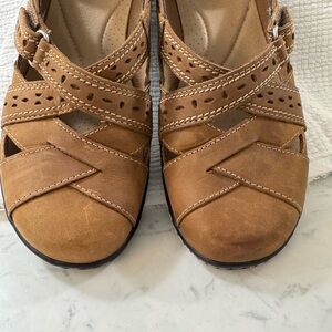 Clarks Women's Tan Leather Ashland Q Bendables Flats, size 8.5/38.5